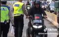 Polisi Gak Bernyali Nilang Pengendara Yamaha NMAX Terobos Jalur Busway, Lihat Celana Pasti Paham