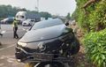 Setir Narik ke Kiri, Mercy Mewah Harga Rp 2 Miliar Nangkring di Pembatas Tol JORR