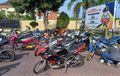 Halaman Kantor Polisi Ini Bak Paddock Balap Motor, Pemilik Disuruh Ngebengkel di Tempat