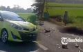 Adu Kepala Yaris Vs Scoopy, Nyalip Kanan Gagal, Pemotor Terkapar