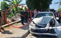 Ruang Mesin Honda Brio Hancur Lebur, Dipacu Kesetanan Tendang Keras Motor dan Pikap Toko Bangunan