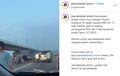 Isuzu Panther Cium Toyota Kijang di Tol Japek, Diduga Gagal Nyalip dari Bahu Jalan