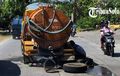 Warga Ngedumel Kala Truk Tangki Muatan Cairan Kuning Pecah Ban di Jalan, Baunya Minta Ampun