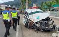 Ambulans Kijang Innova Pelat Merah Hancur Sejadi-jadinya, Sopir dan Pasien Masuk Kamar Mayat
