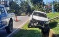 Toyota Avanza Nangkring di Atas Selokan, Bodi Terkuliti Colekan Sama Yamaha V-Ixion