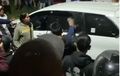 Toyota Avanza Digebuki Rame-rame, 3 Orang Dewasa di Kabin Suka Main Polisi-polisian