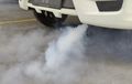 Ini Penyebab Asap Knalpot Mobil Bau Bensin dan Pedih Dimata, Simak