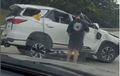Kabin Toyota Fortuner Menyempit, Atap Nyaris Sentuh Jok Saat Ngebut di Tol Cijago