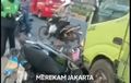 Karma Lawan Arah, 7 Motor Berakhir Saling Gencet di Kolong Truk Hebel