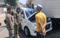 Bodi Suzuki Karimun Wagon R Terpenggal, Menusuk Tepat di Ujung Belakang Truk Boks