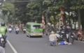 Kabel Semrawut Tersambar Bus, Bapak-Bapak Bermotor Alami Kejadian Ini