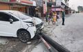 Pagi-pagi Honda Jazz Udah Bikin Warga Padang Geger, Tiga Tiang Listrik Rubuh