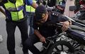 Di Luar Nalar, Pemotor Ini Ditilang Karena Pasang Pelat Nomor Sekecil Kuku Jari