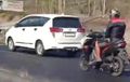 Enggak Keren Sama Sekali, Pemotor Vario Lepas Tangan di Jembatan Suramadu Cari Petaka