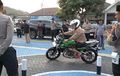 Gus Iqdam Dekengan Pusat Ujian Praktik SIM di Gresik, Tunggangi Ninja 150 2-Tak Pakai Sarung