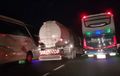 Ternyata Ini Alasan Sopir Bus Mainkan Lampu Sein saat Menyalip. Pahami Arti dan Maksudnya