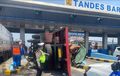 Brio Ketutup Muatan Kayu Tumpah, Petaka Truk Rebahan di Gerbang Tol