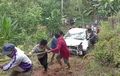 Modal Tali Tambang, Daihatsu Ayla Diseret Warga Ramai-ramai Dari Jurang 30 Meter