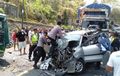 Ruang Mesin Daihatsu Xenia Cacat Permanen, Tragedi Maksa Nyalip Disambut Bus Kecil