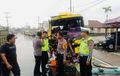 Bodi Bus Mini Terburai, Bumper Depan Sampai Dasbor Ambyar Musuh Tangki Berjalan