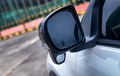Tambahan Kaca Kecil di Spion Ini Sangat Membantu Kamu Saat Mengemudi