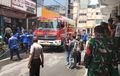 Toko Onderdil Mobil Mega Motor Dikepung Slang Air dan Truk Pemadam, Warga Dengar Ledakan