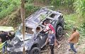 Ban Pajero Sport Gagal Gigit di Tikungan Basah, Berakhir Rongsok di Jurang