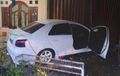 Salon Rumahan Dilabrak Toyota Vios Tak Diundang, Sekonyong-konyong Gebrak Pintu Garasi