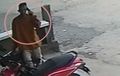 CCTV Rekam Pria Berlagak Sok Sibuk Telfon, Kini Diburu Pemilik Yamaha Mio M3 dan Polisi