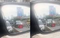 Pria Berseragam Loreng Cegat Lexus RM di Jalur Tak Semestinya, Pemotor di Belakang Terdiam