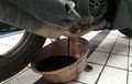 Banyak Yang Bodo Amat, Ternyata Oli Bekas dari Mesin Motor Dipakai Buat Ini