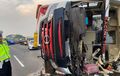 Manuver Ngawur Truk Niat Cek Sepakbor, Bus PO Tentrem Dibuat Rebahan di Tol Sidoarjo