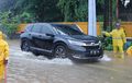 Terpaksa Terjang Banjir, Segini Ketinggian Air yang Aman Dilalui Mobil