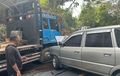 Kondisi Kijang Kapsul LGX Bikin Ngilu, Moncong Mesin Cacat Nempel di Roda Truk Tronton