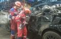 Tragedi Maut di Tol Jagorawi, Bodi Toyota Fortuner Terpaksa Digergaji Mesin Damkar