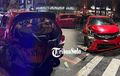 Dua Honda Brio Saling Tebas di Perempatan, Moncong Sobek Bodi Melengkung Parah