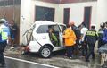 Bodi Daihatsu Xenia Melengkung Sejadi-jadinya, Keparut Pilar Pagar Rumah Warga