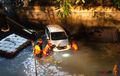 Dua Wuling Confero Hitam dan Putih Terjun ke Kali Palmerah, Tragedi Masuk Gigi Mundur