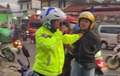 Polisi Rompi Hijau Tergopoh Laporan Pakai HT, Jambak Pemuda Motoran Bonceng 3 Buang Pistol