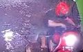 Pot Bunga Jatuh Kode Alam, Honda Scoopy Lenyap Dalam 8 Detik Saat Hujan Deras