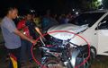 Yamaha Mio Soul Bak Pedang, Menancap Separuh di Sela Roda Depan Kiri Toyota Rush