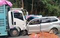 Kap Mesin Toyota Avanza Menancap di Kolong Truk Isuzu NMR71, Sopir Pindah Alam Seketika