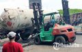 Uber-uberan CBR250RR dan Vario Berujung Truk Tangki LPG Gelimpang dan Terseret 6 Meter, Sabet Pikap dan PCX