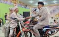 Konsep Nikah Massal Paling Kocak, Pengantin dan Penghulu Ijab Kabul Bagai Mau Trabasan Pakai Trail