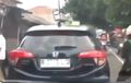 Mobil Honda HR-V Parkir di Tengah Jalan Demi Beli Takjil, Ternyata Harga Bekasnya Rp 200 Jutaan