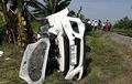 Daihatsu Ayla Bak Masuk Mesin Cincang, Atap Sampai Kabin Terkoyak di Tepi Rel