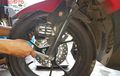 Sok Depan Yamaha Aerox Bunyi Jeduk? Cara Ini Bisa Jadi Solusinya