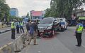 Selesai Urusan di Gedung MK, Kolong Kijang Innova Hitam Telan Sebongkah Beton Separator Busway
