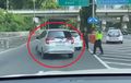 Sopir LCGC Spontan Dirujak Netizen, Kelakuan di Tol Cawang Jadi Bukti