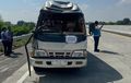 Celaka, Bodi Kanan Isuzu Elf Rombongan Pengantar Haji Sentuh Beton Tol Semarang-Solo